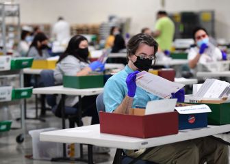 Californians rush to the polls on the last day of voting for the recall election