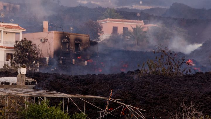 The lava from La Palma volcanic eruption engulfs housing estate