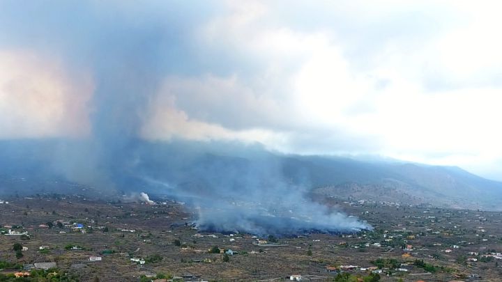 How many active volcanoes are there in the Canary Islands?