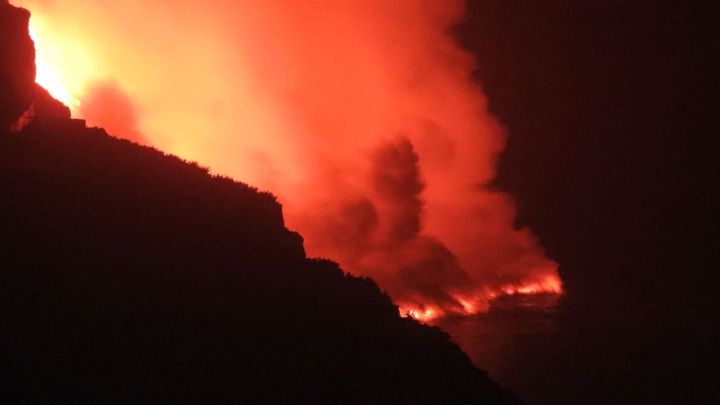 Lava from La Palma volcanic eruption reaches the sea