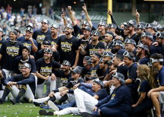 Brewers Williams breaks hand in division clinching celebration