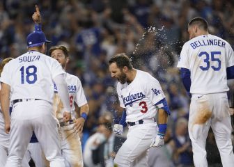 Dodgers win with walk-off shot