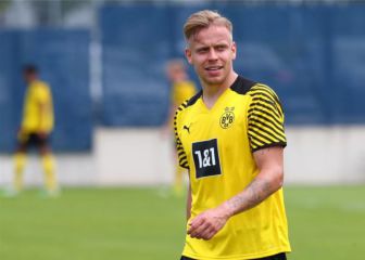 Lennard Maloney makes his debut with Borussia Dortmund