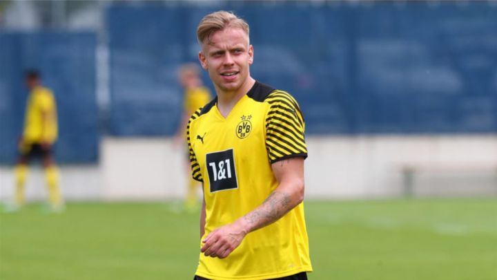Lennard Maloney makes his debut with Borussia Dortmund
