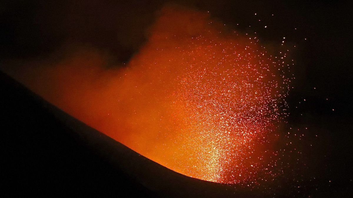 La Palma volcano, live updates today: eruption, tsunami warning and latest news | Canary Islands