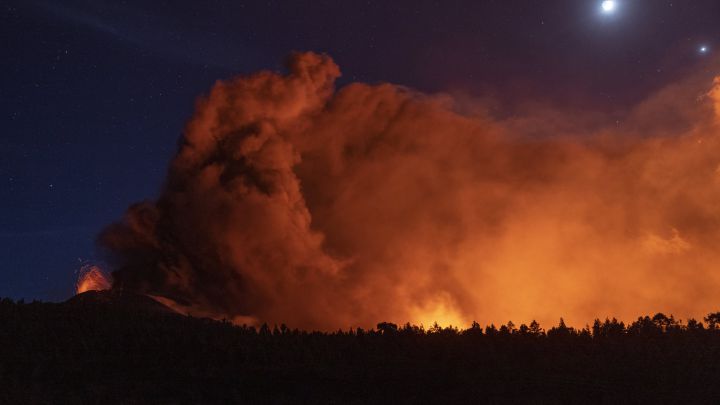 La Palma volcano, live updates today: eruption, tsunami warning and latest news | Canary Islands