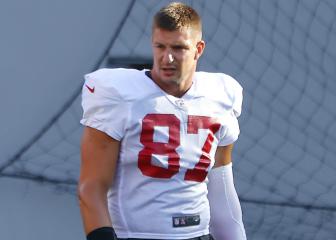 Bucs sign Fells as Gronkowski struggles with injury