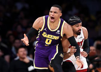 Westbrook hits Davis in the face in sloppy pass