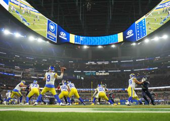 Can NFL teams sign free agents anytime?