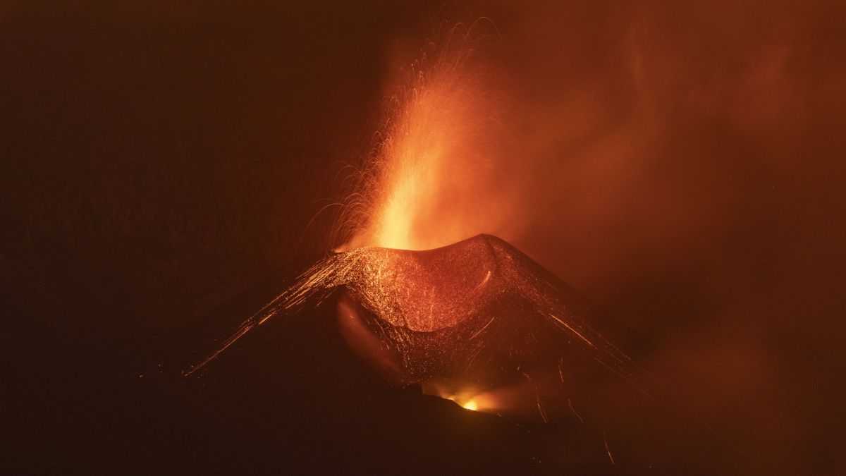 La Palma volcano, live updates today: eruption, tsunami warning and latest news | Canary Islands