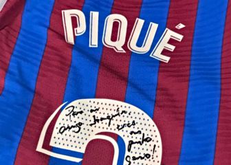 Piqué gifts Joaquín his shirt with special dedication