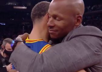 Stephen Curry and Ray Allen share embrace on the sidelines