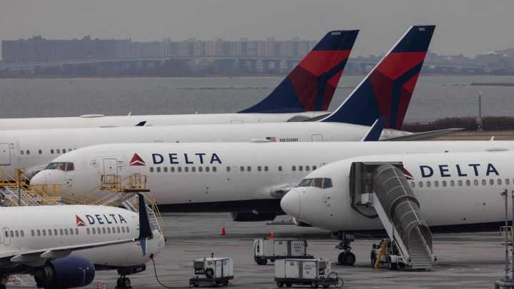 Why has Delta cancelled Christmas eve flights?