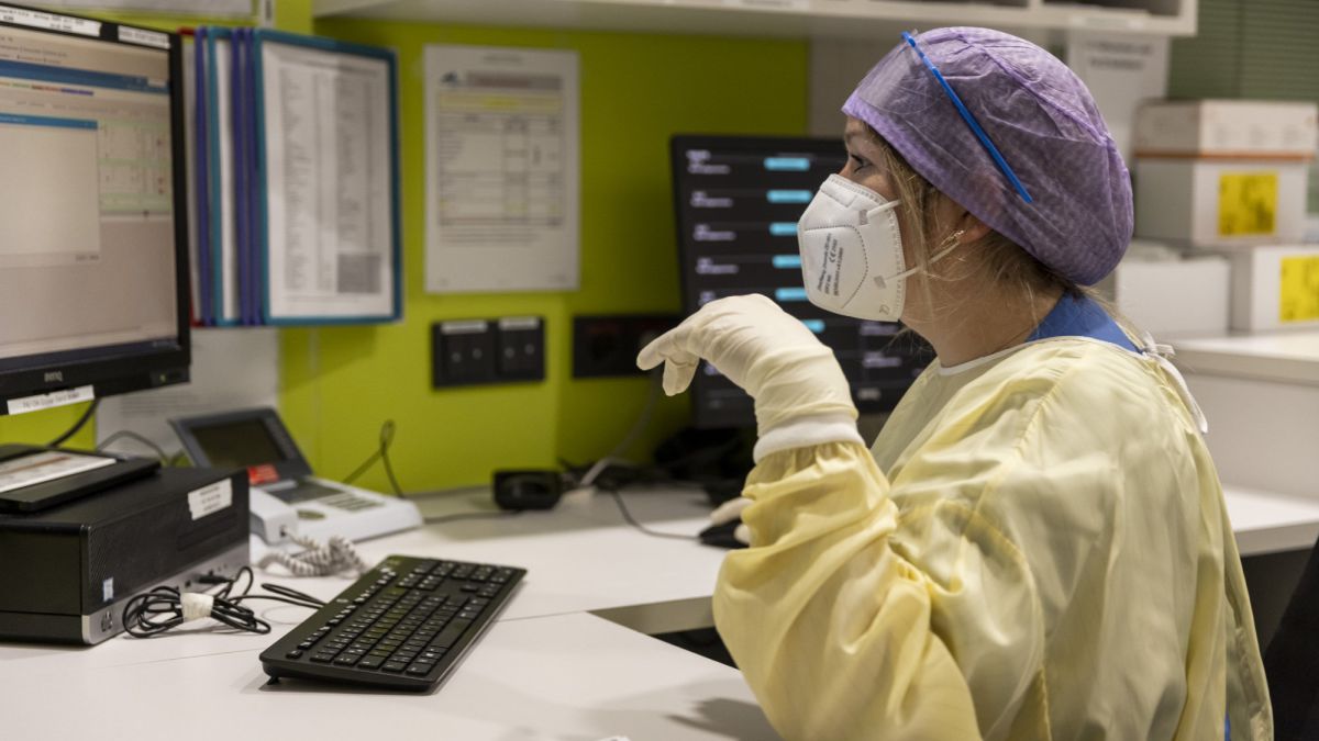 COVID, coronavirus today news: Omicron symptoms, tests, vaccines, flight cancellations... | live updates