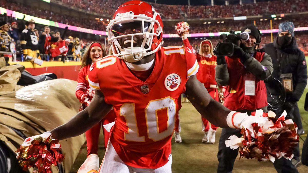 Chiefs Tyreek Hill fined $12K for pom-pom celebration vs Steelers - AS.com