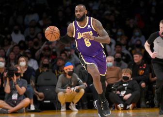 LeBron James dodges fans on escalator