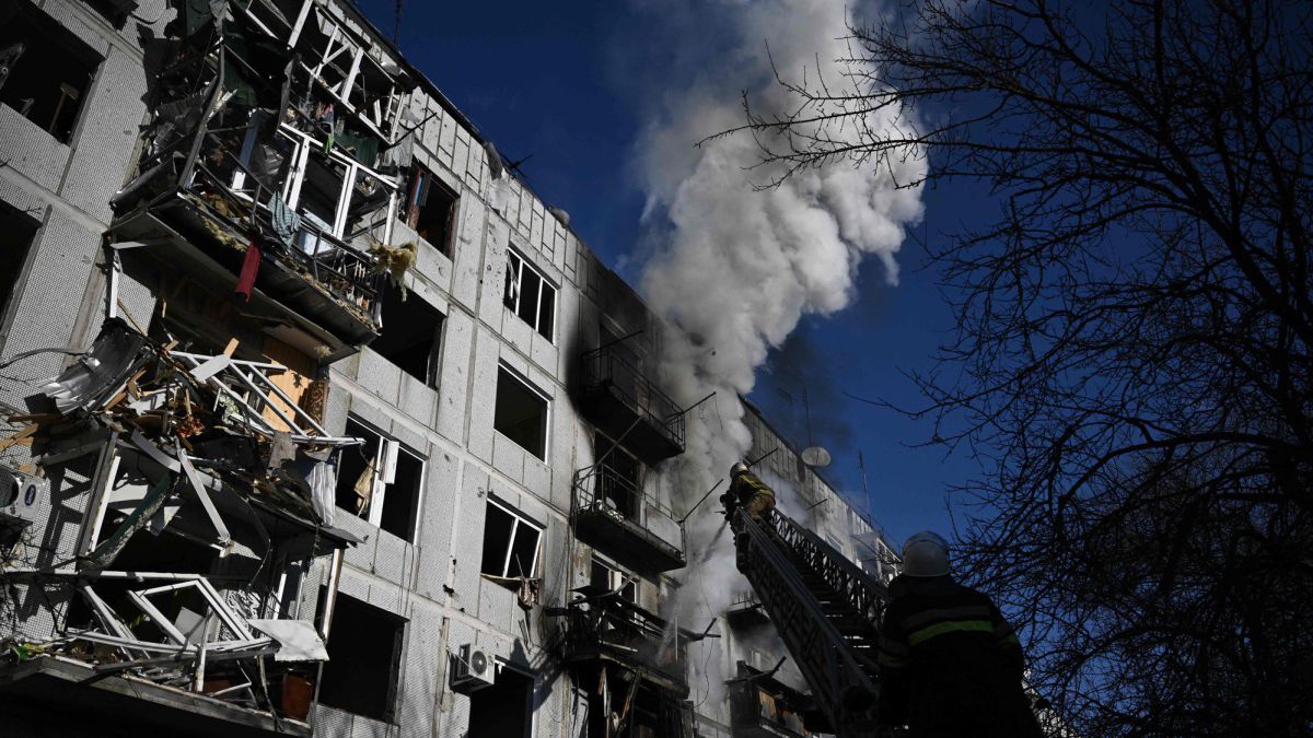 Russia - Ukraine war live updates: explosions in Kyiv, invasion, Putin threatened with sanctions, Biden speech, Chernobyl, NATO - AS.com