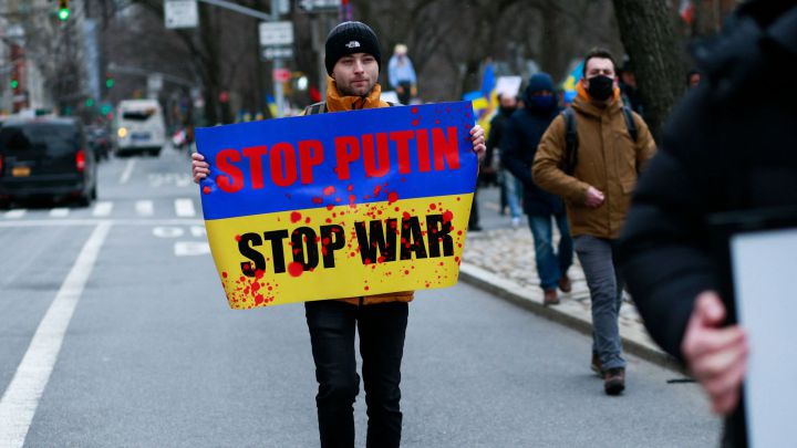 What countries surround Russia and Ukraine? How are they involved in the conflict?