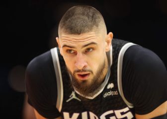Kings and Nuggets link arms to show support for Ukrainian player Alex Len