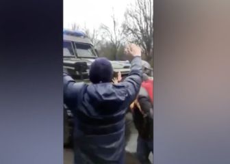 Unarmed Ukrainian civilians form human barrier to stop Russian troops