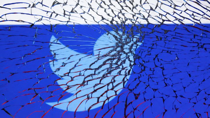 Russia moves to ban Twitter and Facebook