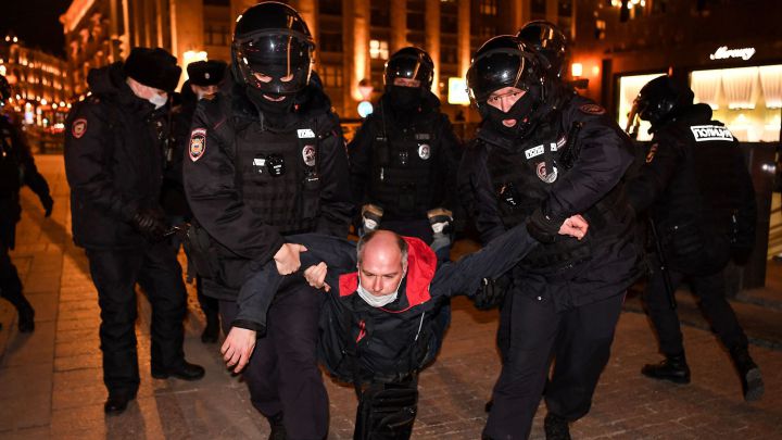 How many protesters have been arrested in Russia? How are people avoiding arrest?