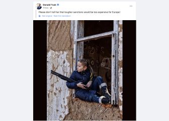 Photo of Ukrainian girl with a lollipop and a rifle hits a nerve