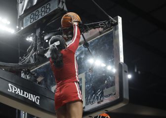 Indiana cheerleader plays above the rim