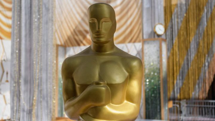 How much does an Oscars trophy cost and what is it made of?