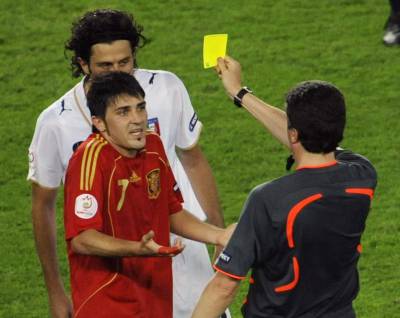 El árbitro Herbert Fandel le mostró tarjeta a Villa contra Italia.