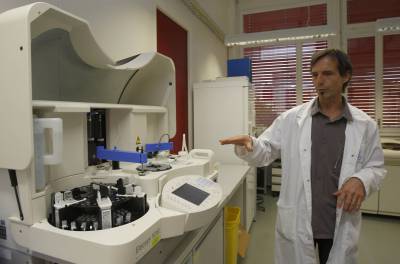 El Doctor Sangy en el laboratorio donde se realizan los análisis antidoping.
