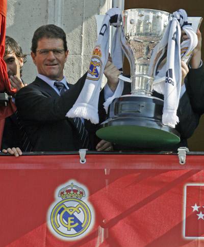 Fabio Capello muestra el título liguero.