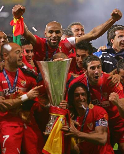 El Sevilla celebra su segundo título consecutivo de la Copa de la UEFA.