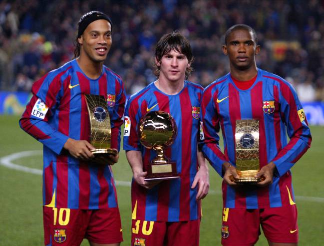 Ronaldinho y Eto'o posan con el trofeo de la FIFA al mejor jugador del año y Messi con su premio Golden Boy.