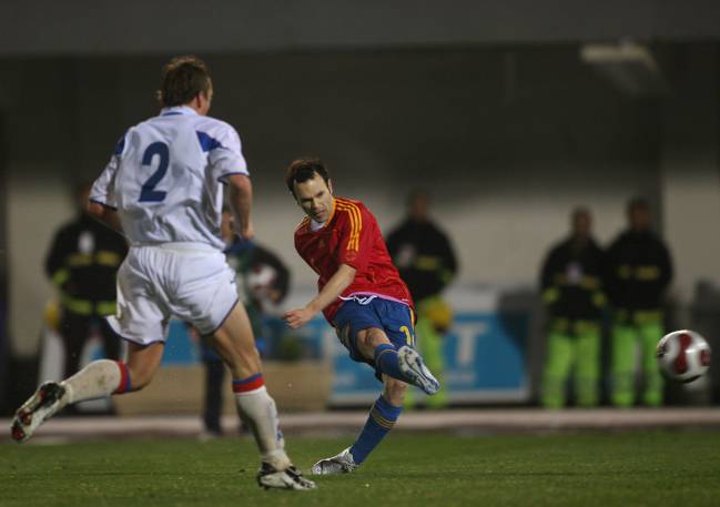 Iniesta logró el único tanto del partido.