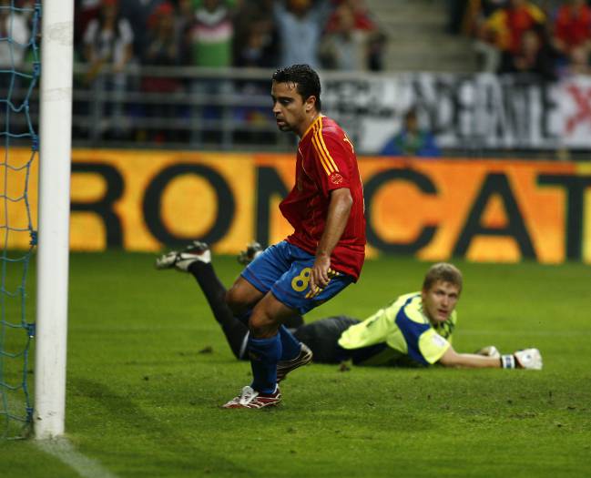 Xavi en el momento de su gol contra Letonia.