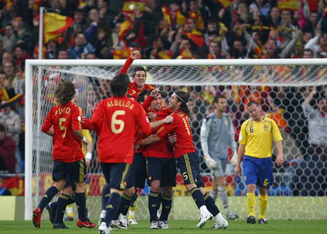 Los jugadores de España celebran el gol de Capdevila a Suecia.