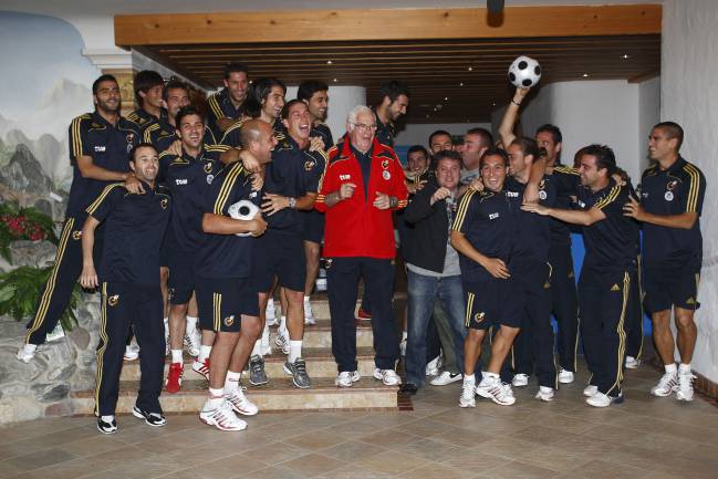 Luis Aragonés y sus jugadores animados durante la concentración.