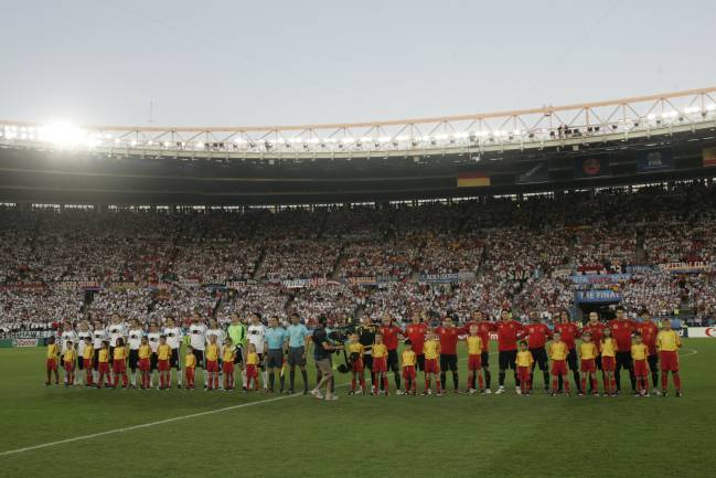 Los jugadores de Alemania y España posan antes de jugar la final.
