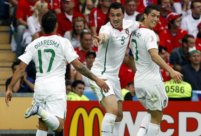 Quaresma, Almeida y Cristiano celebran el tercer gol de Portugal contra República Checa.