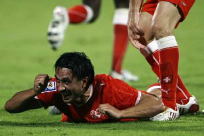 Hakan Yakin celebra un gol con Suiza.
