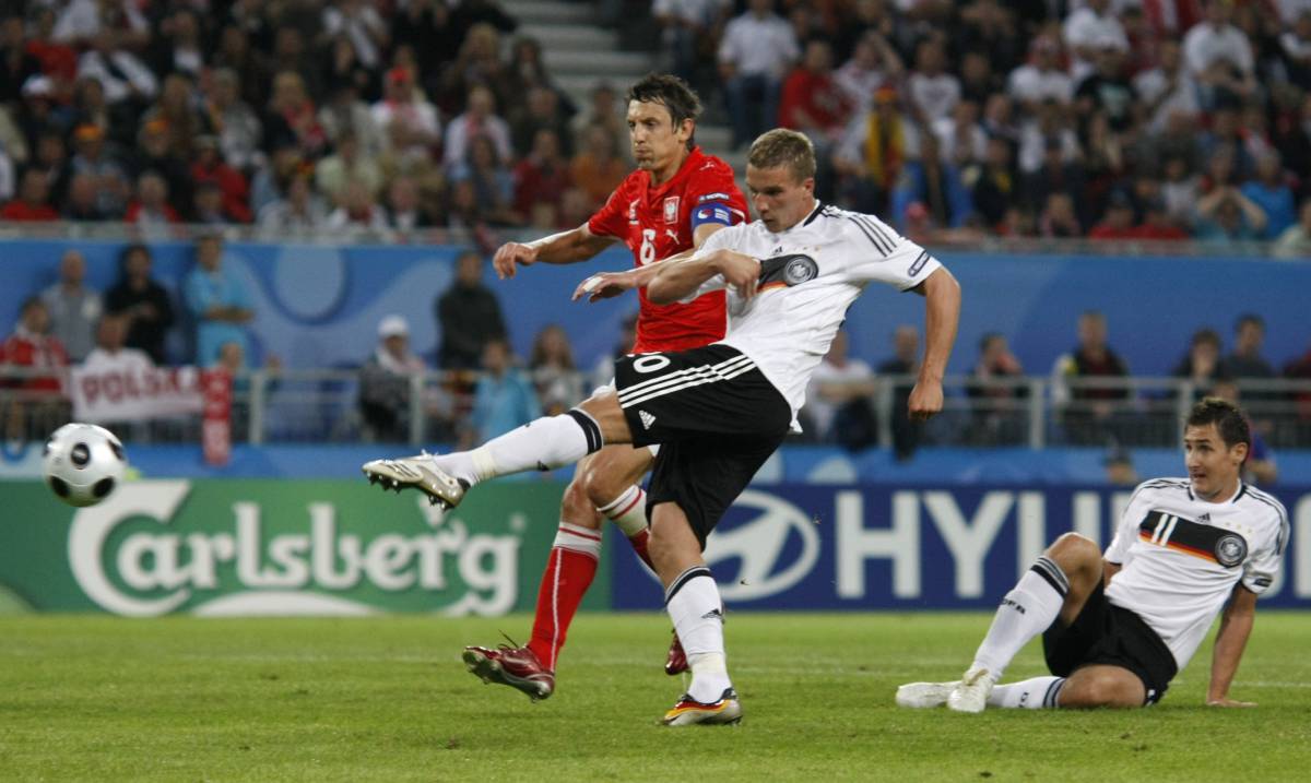 Podolski marcando uno de sus dos goles a Polonia.