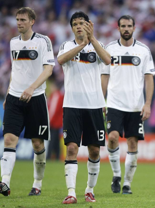 Ballack, Mertesacker y  Metzelder celebrando la victoria de Alemania.