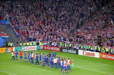 Los jugadores de Croacia celebran con sus aficionados la victoria contra Polonia.