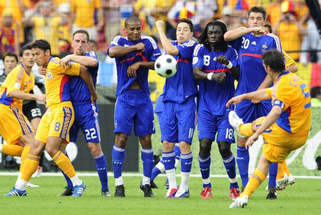 Cristian Chivu lanzando una falta en el Rumanía 0-0 Francia.