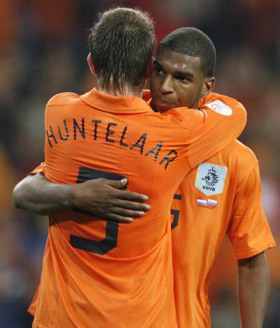 Babel celebrando un gol con su compañero Huntelaar.