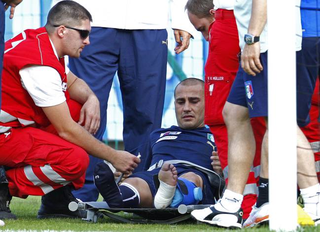 Cannavaro se lesionó en el primer entrenamiento de Italia.