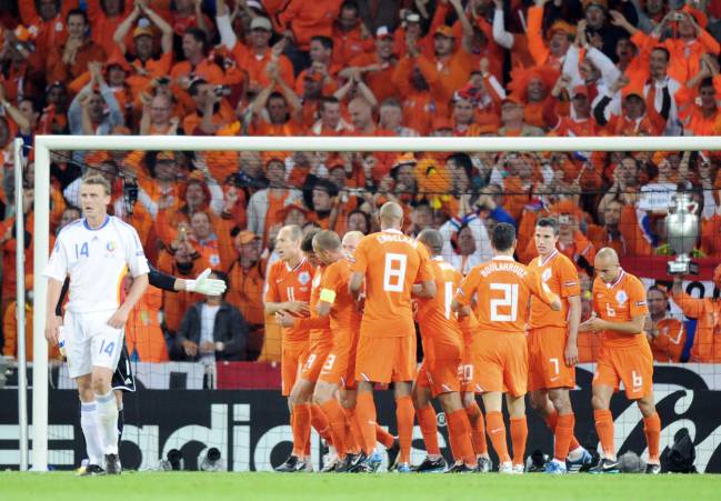 Los jugadores holandeses celebran el gol que marcó Huntelaar a Rumanía.