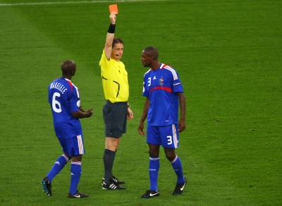 Abidal fue expulsado por un penalti cometido contra el italiano Luca Toni.