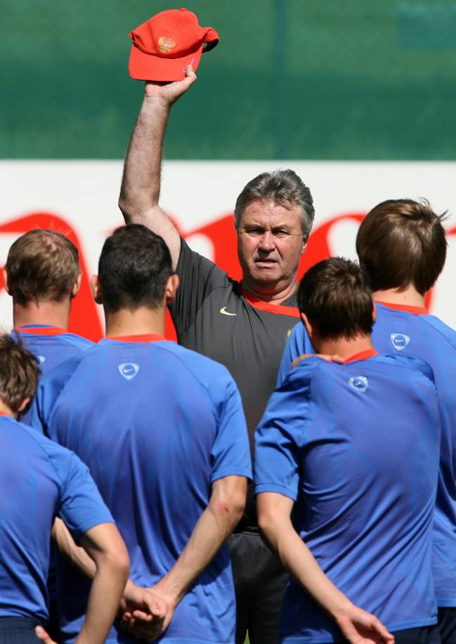 El seleccionador de Rusia Hiddink durante un entrenamiento con su equipo.